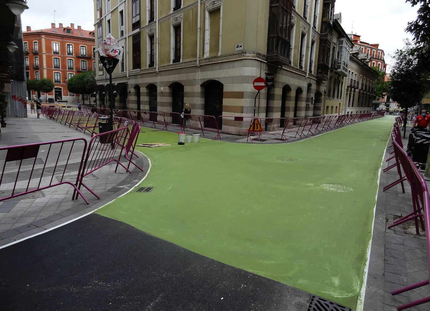 Trabajos de pintura del mural sobre la calzada de la calle Claudio Moyano, en Valladolid