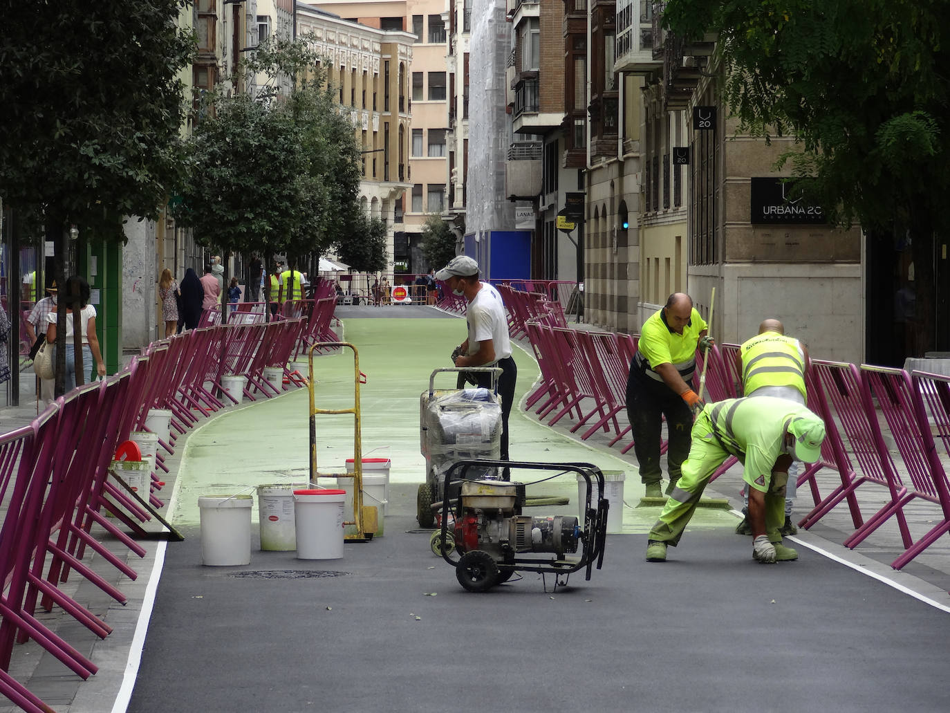 Trabajos de pintura del mural sobre la calzada de la calle Claudio Moyano, en Valladolid