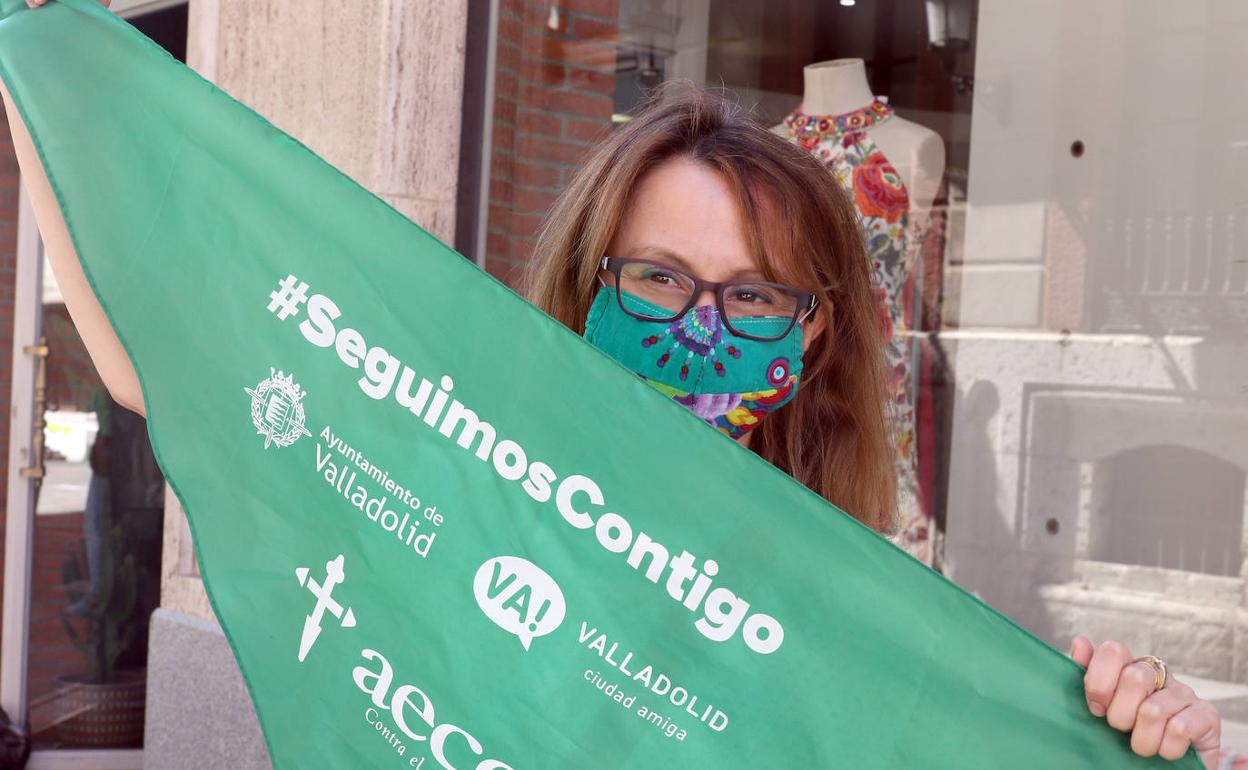 Lorena García, con el pañuelo de la iniciastiva solidaria. 