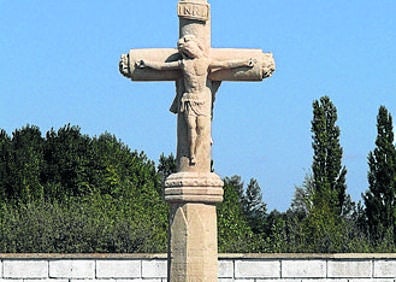 Imagen secundaria 1 - Arriba, Cristo del Amparo en Moslares de la Vega; rollo jurisdiccional del monasterio de Santa María de la Vega, conservado en el cementerio y detalle del relicario de plata con el antebrazo de San Torcuato. 