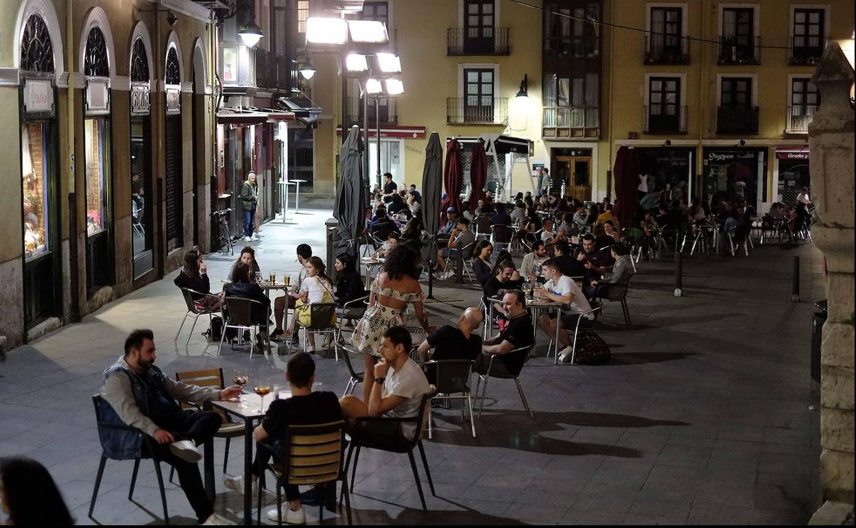 Terrazas en el entorno de la catedral de Valladolid el pasado mes de mayo. 