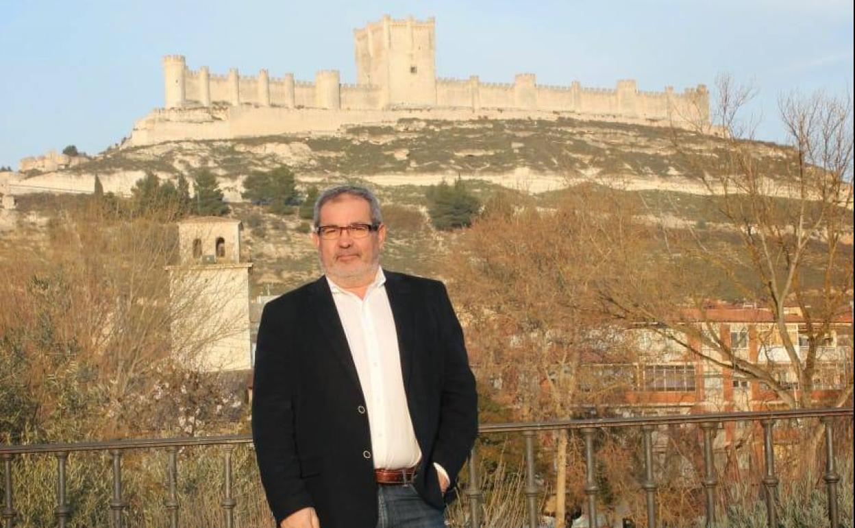 El nuevo presidente de la Aempe, Francisco Javier Herrera, con el castillo de Peñafiel al fondo.
