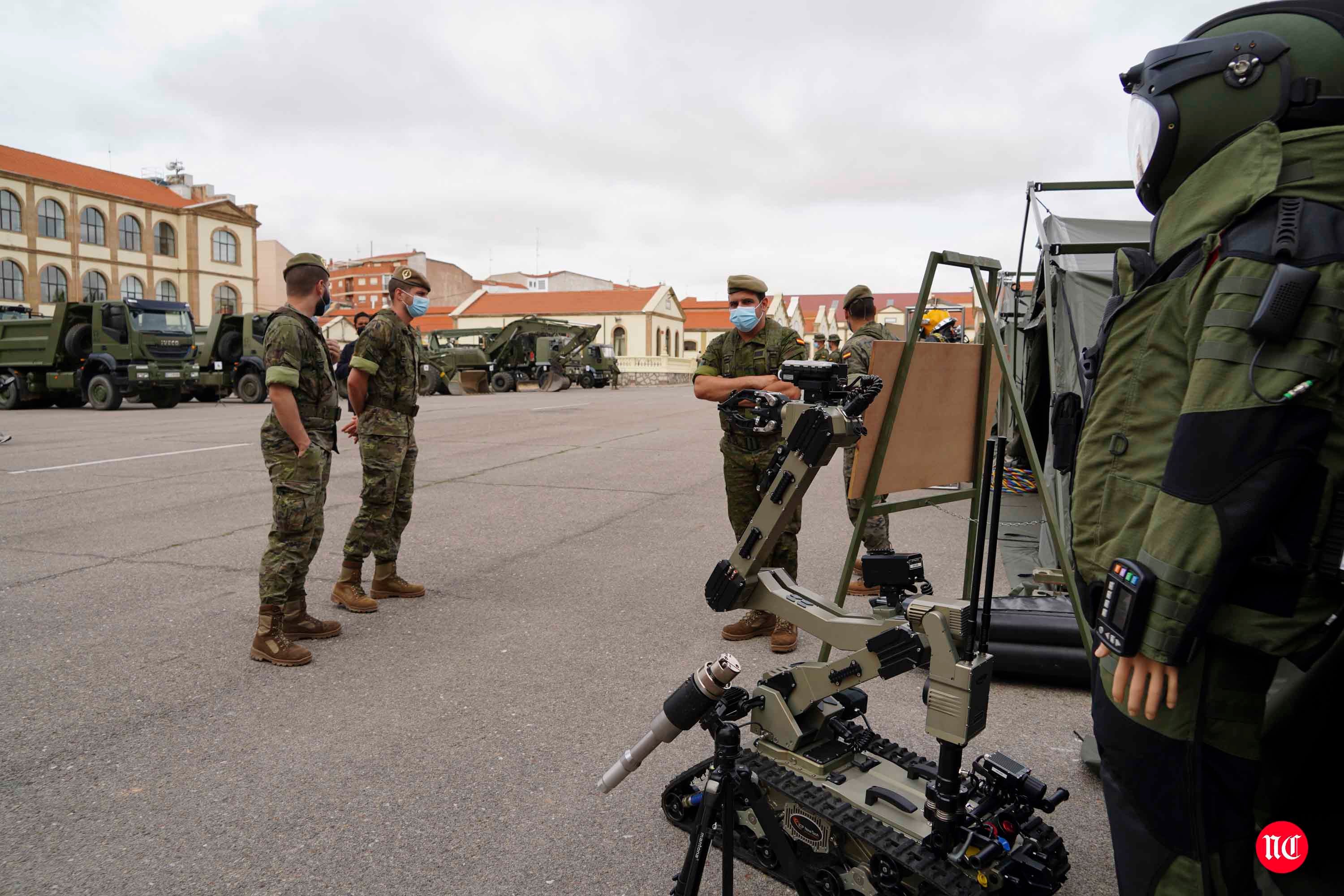 Visita de la ministra al cuartel de Arroquia en Salamanca. 