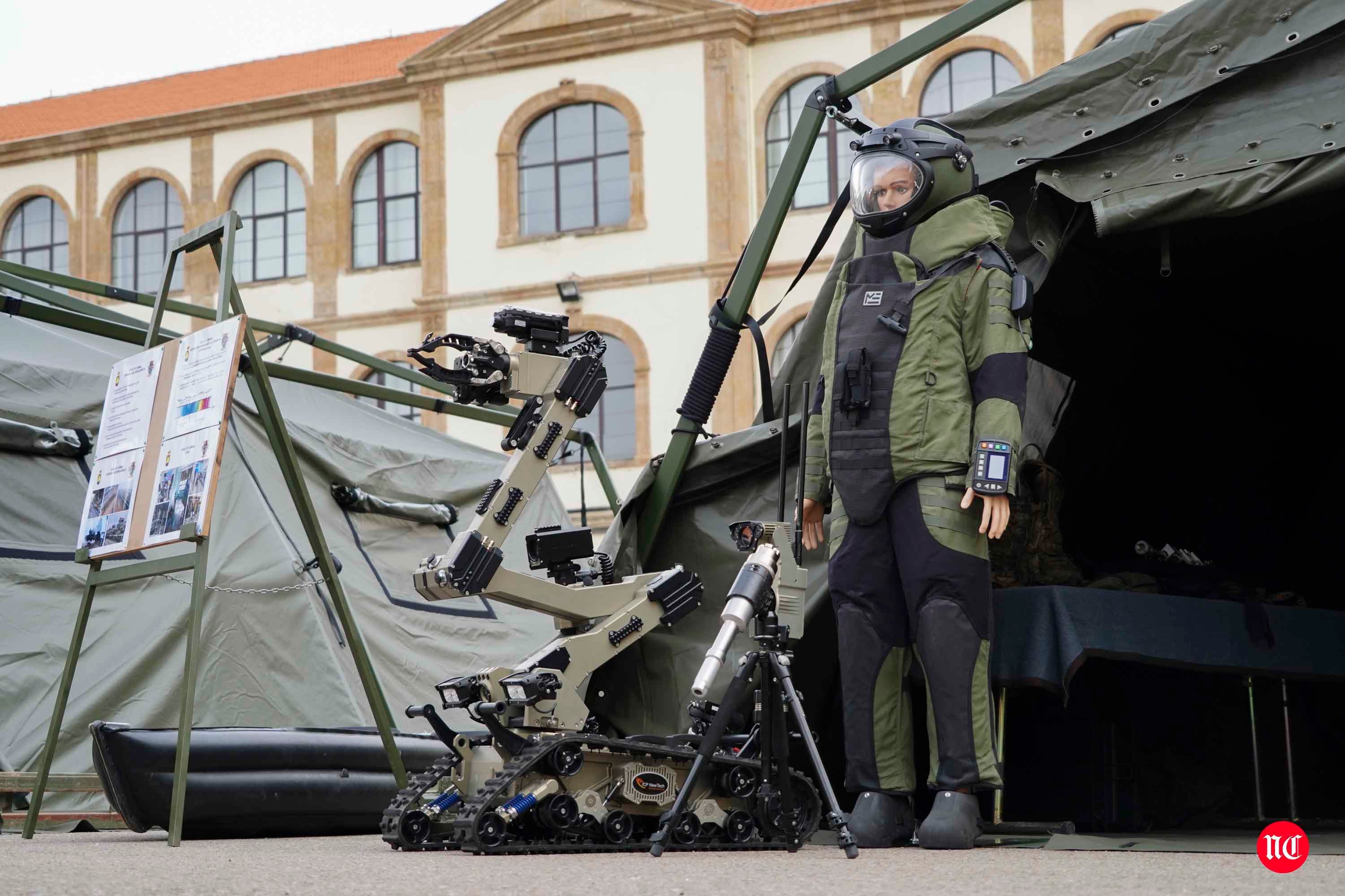 Visita de la ministra al cuartel de Arroquia en Salamanca. 