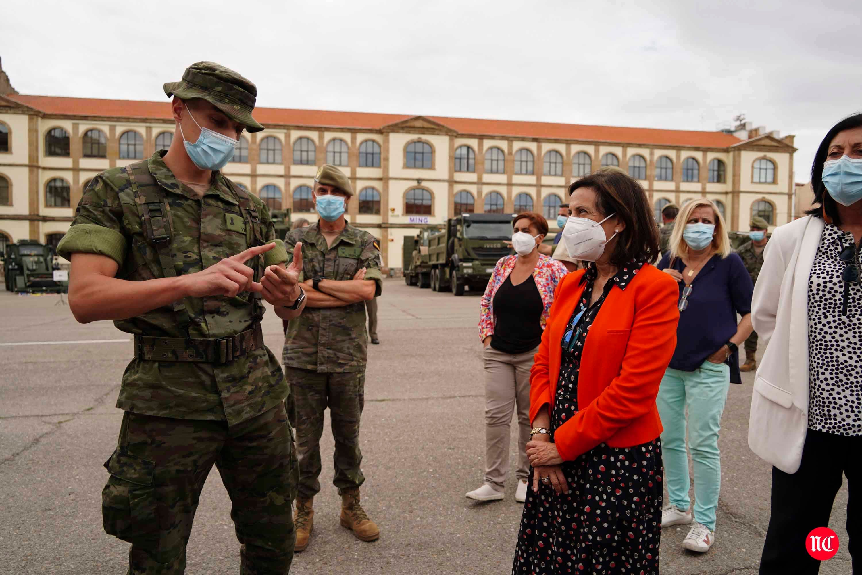 Visita de la ministra al cuartel de Arroquia en Salamanca. 