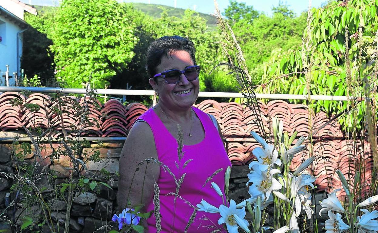 Rosa Díez, en su jardín de Barruelo. 