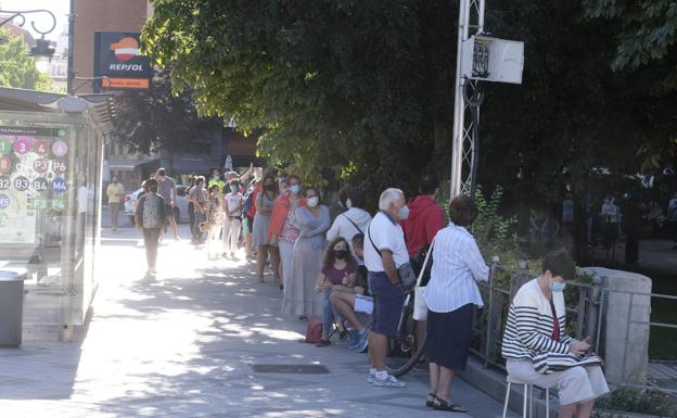 Colas en la plaza de Poniente para retirar las invitaciones del TAC.