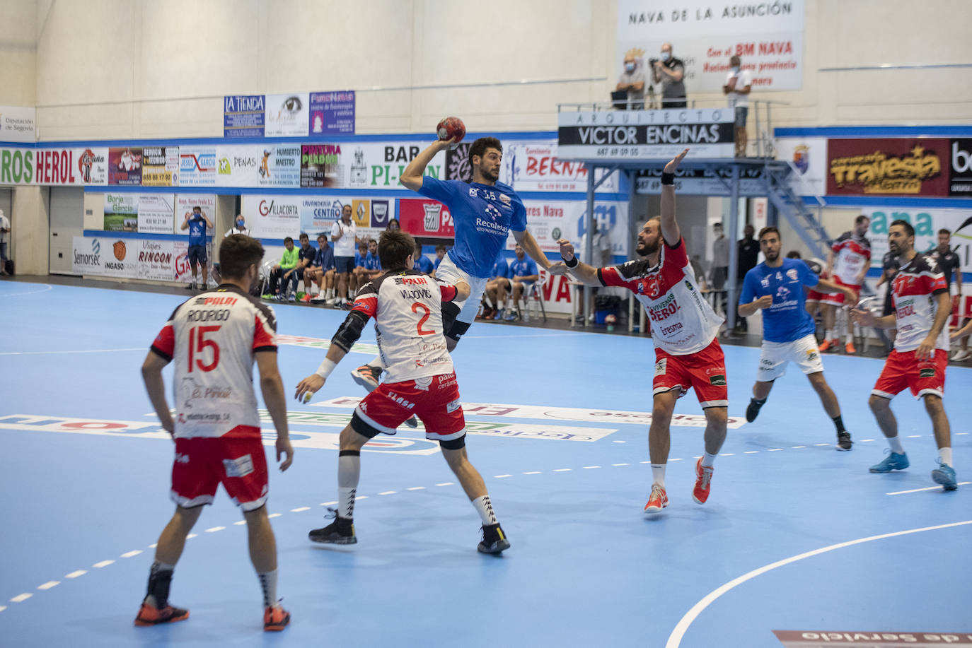 Un duelo intenso y vertiginoso en el pabellón navero. 