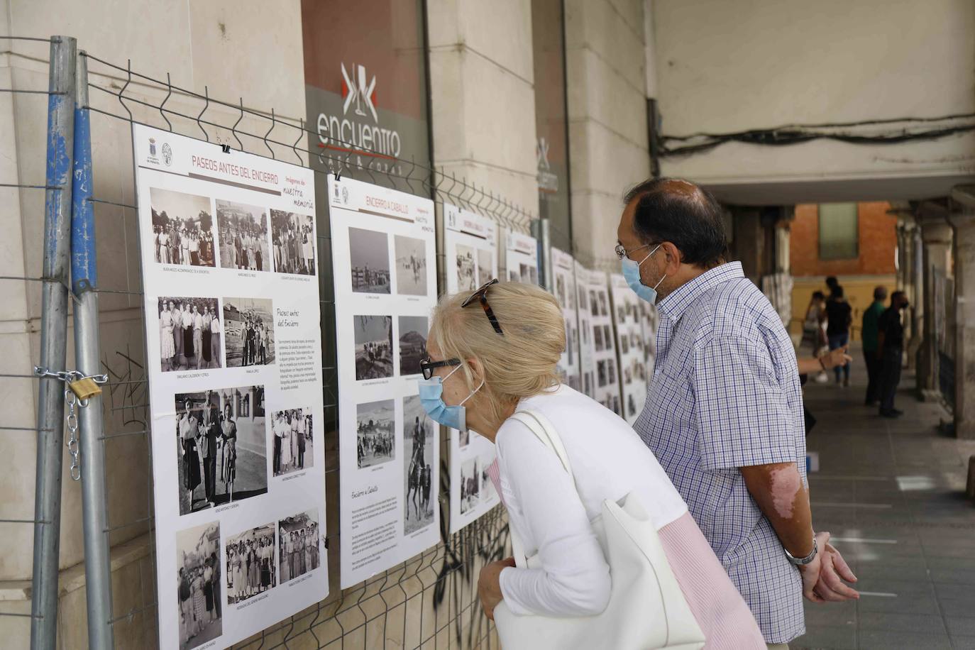 Los soportales de la calle Empecinado, junto a la plaza de España, acogen la muestra. 