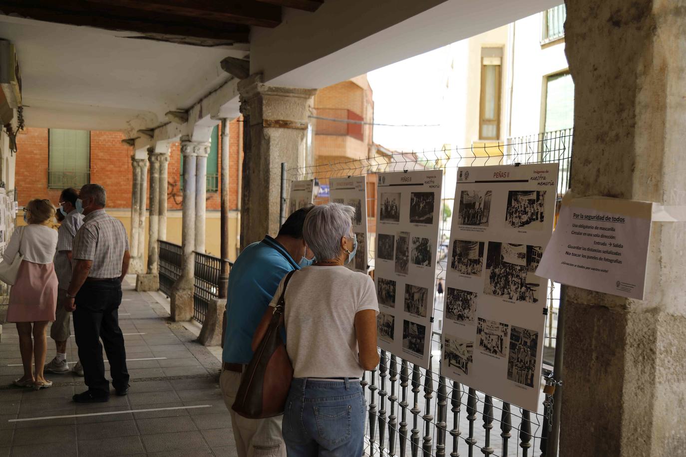 Los soportales de la calle Empecinado, junto a la plaza de España, acogen la muestra. 