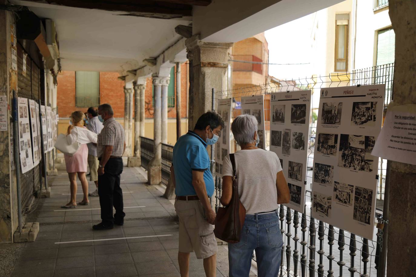 Los soportales de la calle Empecinado, junto a la plaza de España, acogen la muestra. 