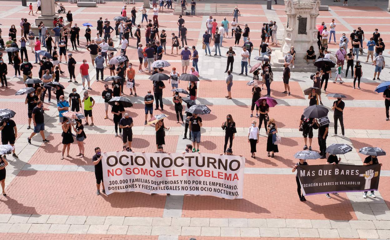 Concentración de dueños de bares de copas en la Plaza Mayor de Valladolid. 