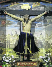 Imagen secundaria 2 - Arriba, arco de entrada a la Plaza Mayor de Pesquera de Duero; debajo, relieve de la Epifanía y Cristo del siglo XVII, en la ermita del Santo Cristo.