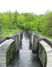 Imagen secundaria 2 - Arriba, Sala capitular de estilo románico del monasterio; debajo, la vieja fábrica de luz hoy arruinada y el limpresionante juego de esclusas de Calahorra de Ribas, donde comenzó a excavarse el Canal de Castilla.. 