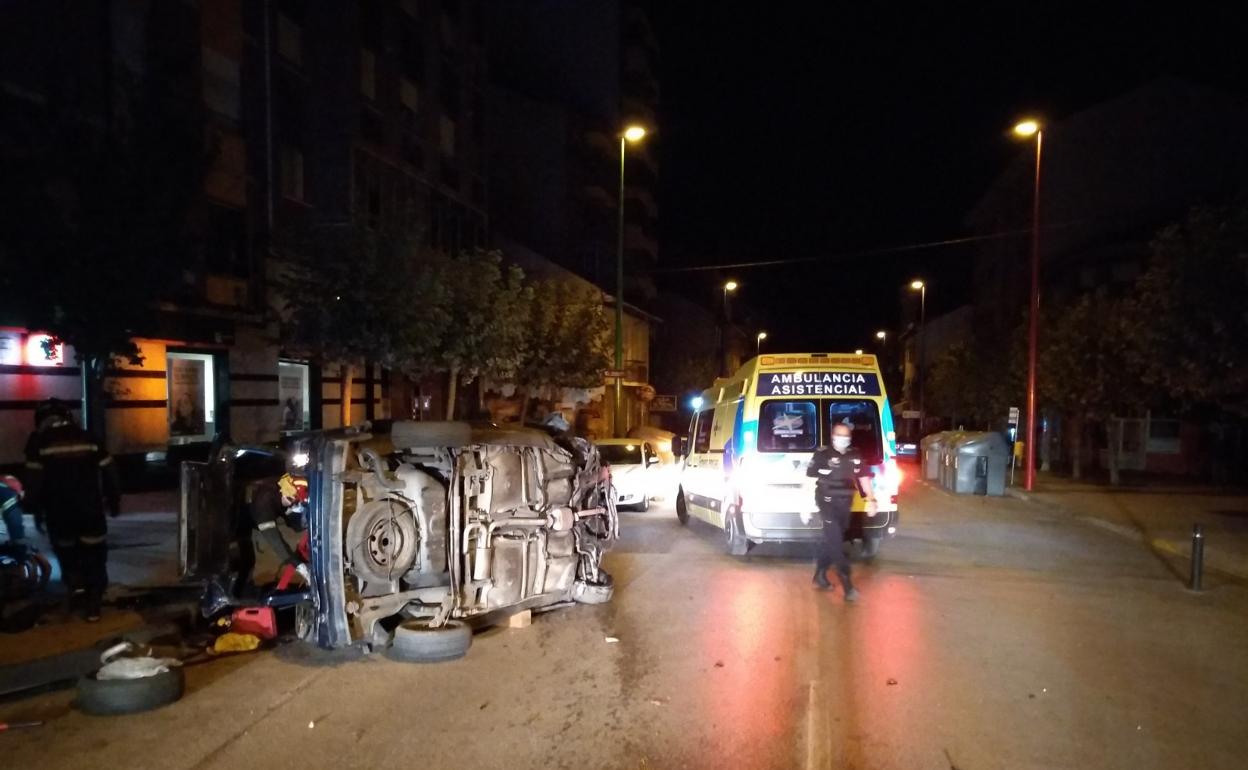 Coche volcado en el accidente ocurrido en Ponferrada. 