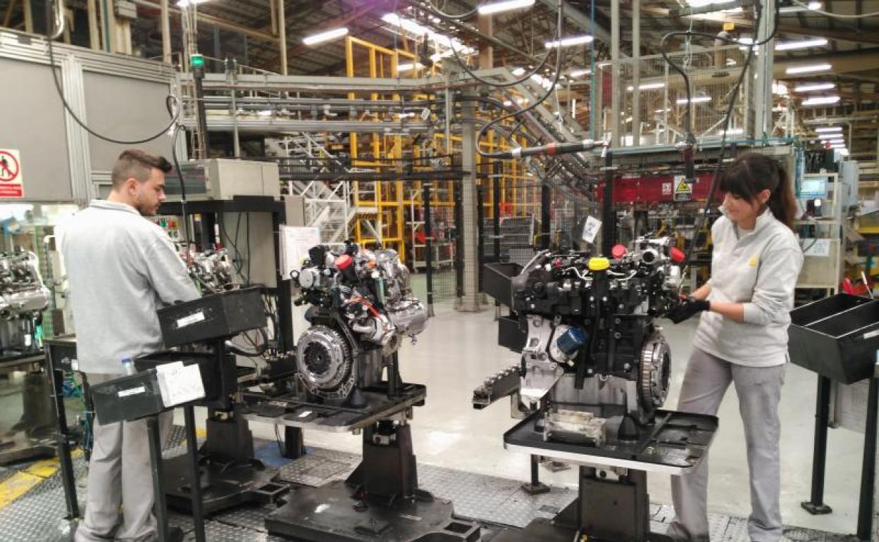 Trabajadores en la planta de Renault Motores en Valladolid.
