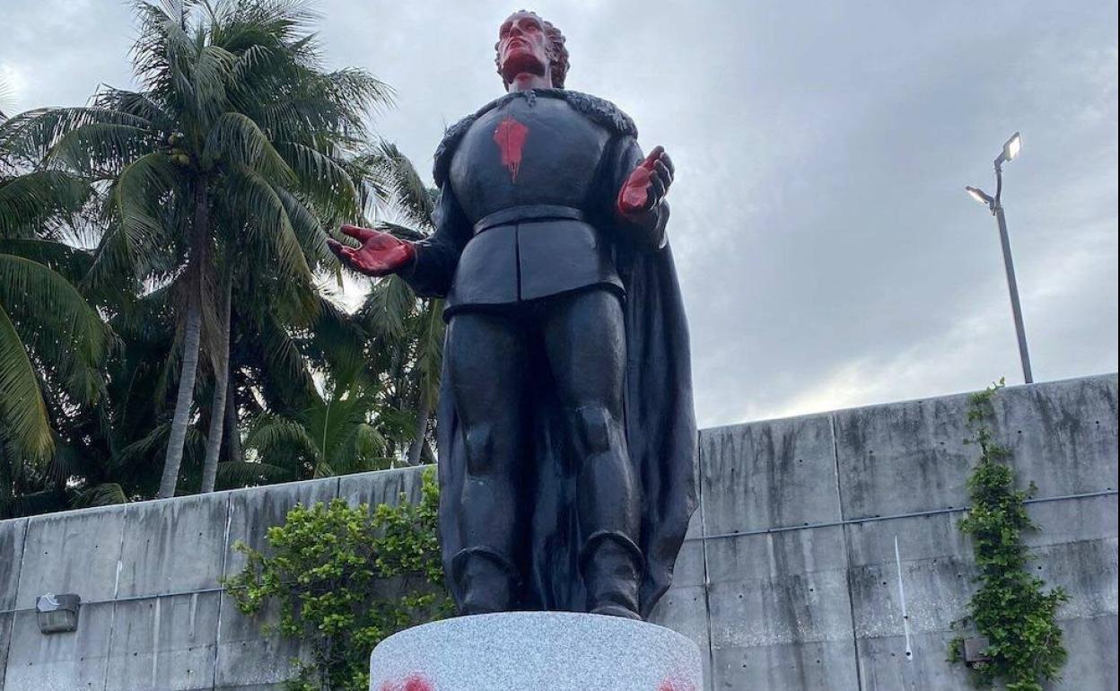 Estatua de Colón en Miami con pintadas en rojo