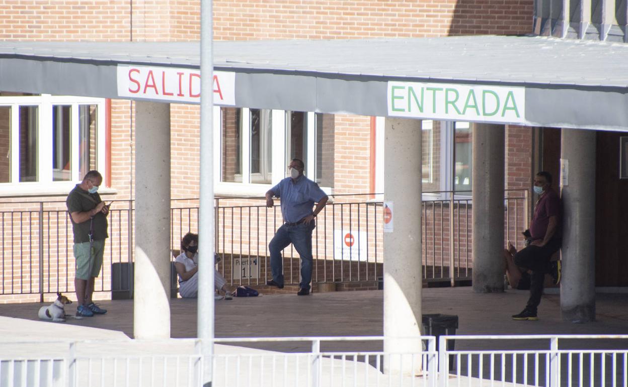Personas con mascarillas puestas a la entrada del Hospital General de Segovia estos últimos días. 