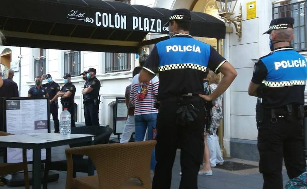 La Policía, a las puertas del hotel.