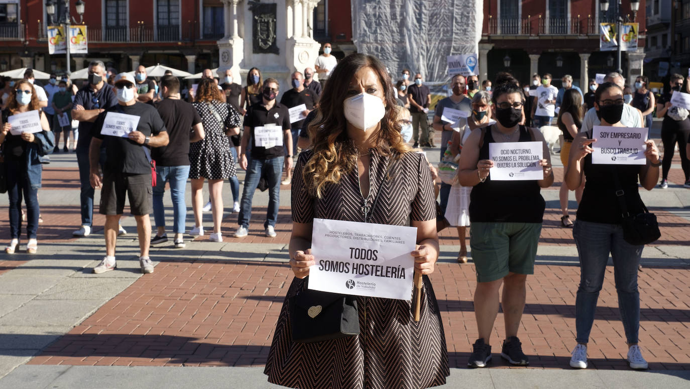 La Plaza Mayor de Valladolid ha acogido en la tarde de este sábado una protesta de los hosteleros contra las restricciones impuestas al sector por la pandemia del coronavirus. 