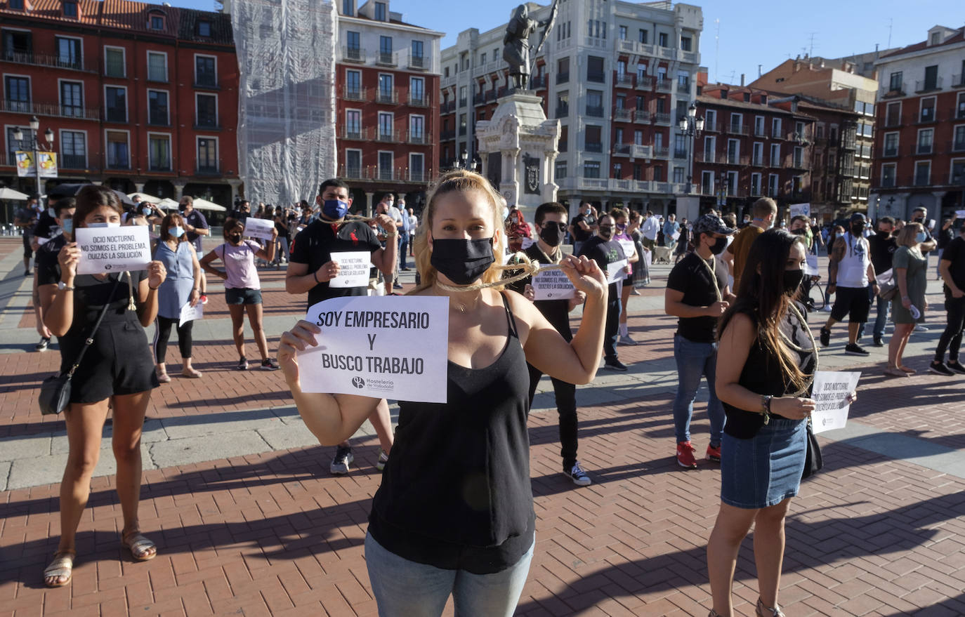 La Plaza Mayor de Valladolid ha acogido en la tarde de este sábado una protesta de los hosteleros contra las restricciones impuestas al sector por la pandemia del coronavirus. 