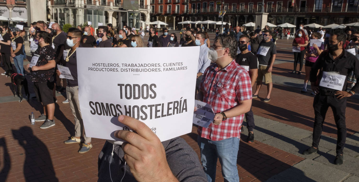 La Plaza Mayor de Valladolid ha acogido en la tarde de este sábado una protesta de los hosteleros contra las restricciones impuestas al sector por la pandemia del coronavirus. 