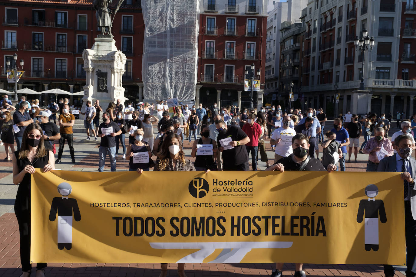 La Plaza Mayor de Valladolid ha acogido en la tarde de este sábado una protesta de los hosteleros contra las restricciones impuestas al sector por la pandemia del coronavirus. 