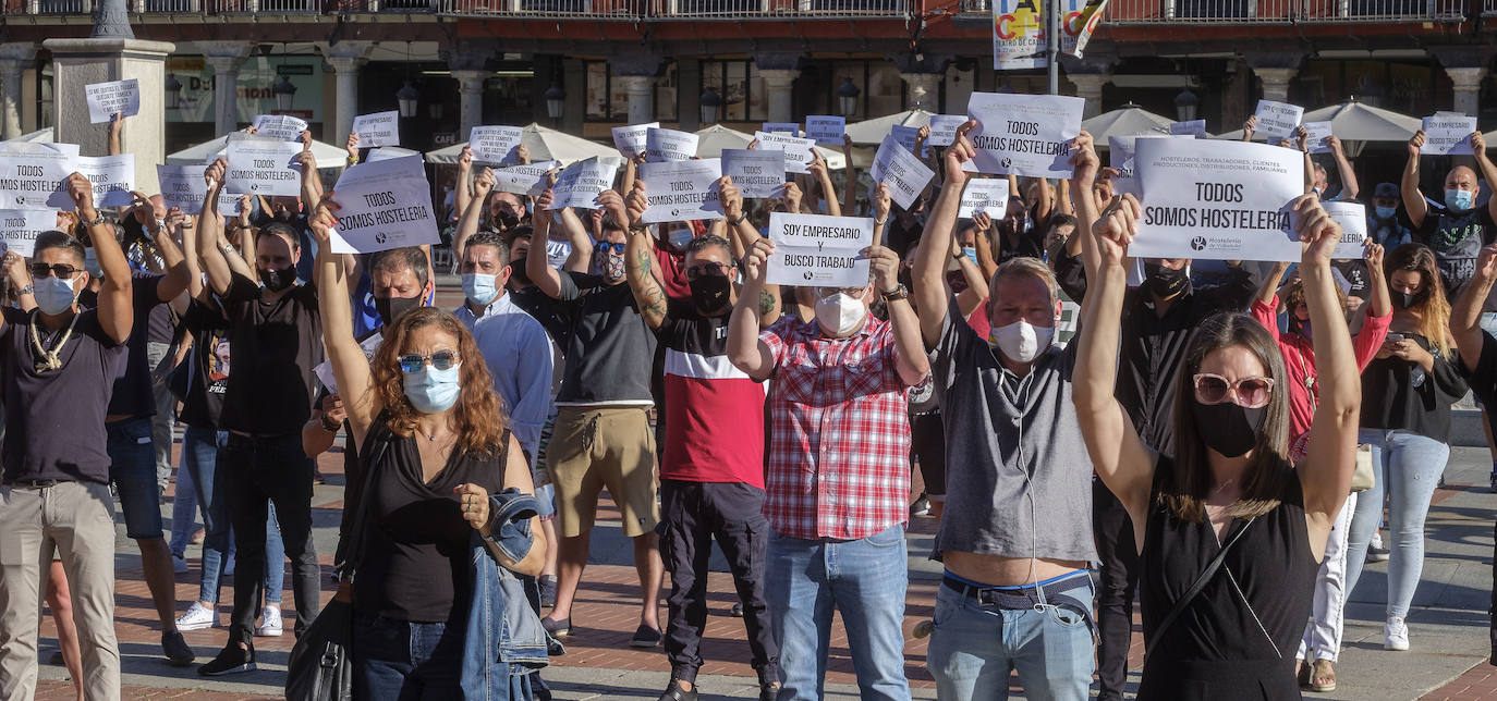 La Plaza Mayor de Valladolid ha acogido en la tarde de este sábado una protesta de los hosteleros contra las restricciones impuestas al sector por la pandemia del coronavirus. 