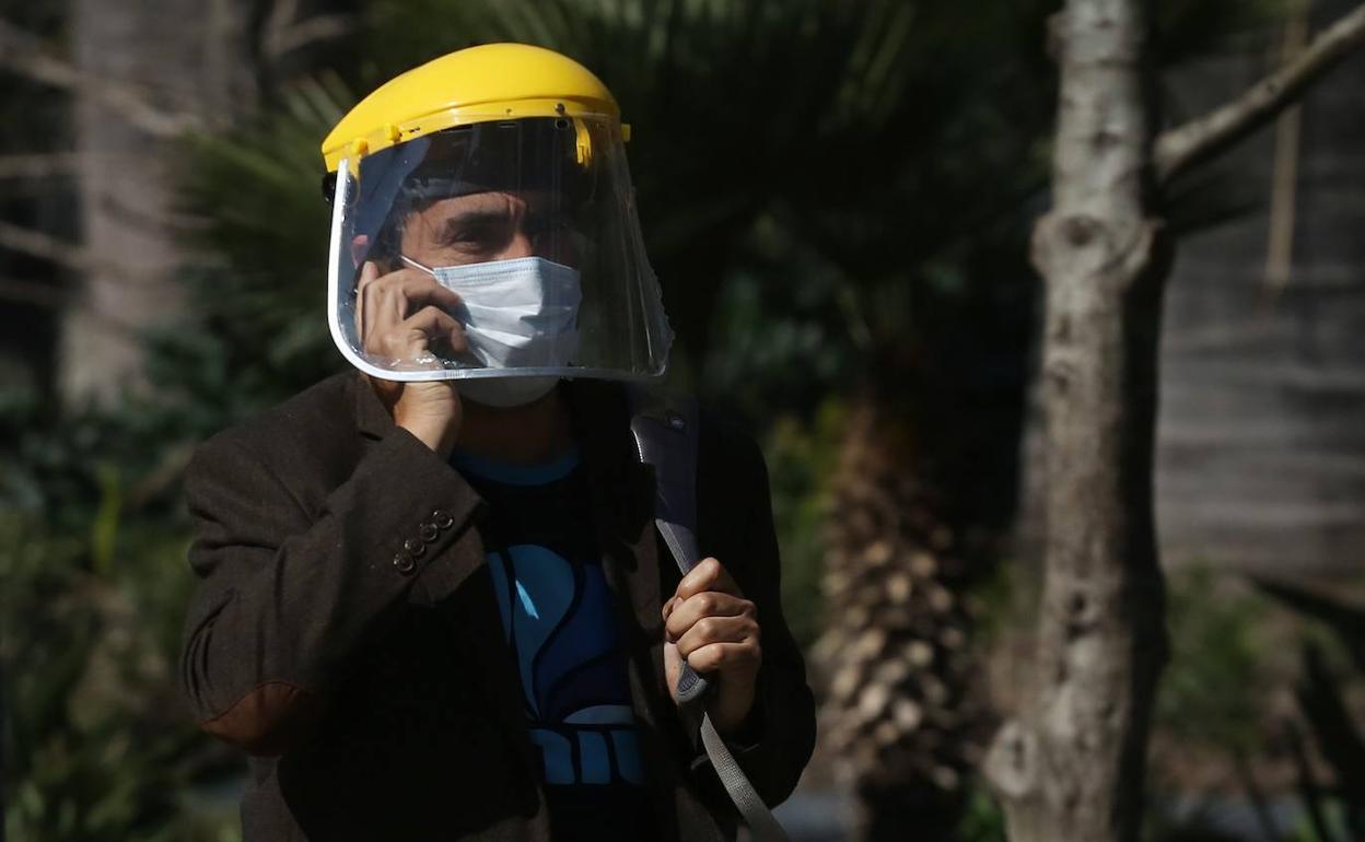 Un hombre con doble mascarilla. 