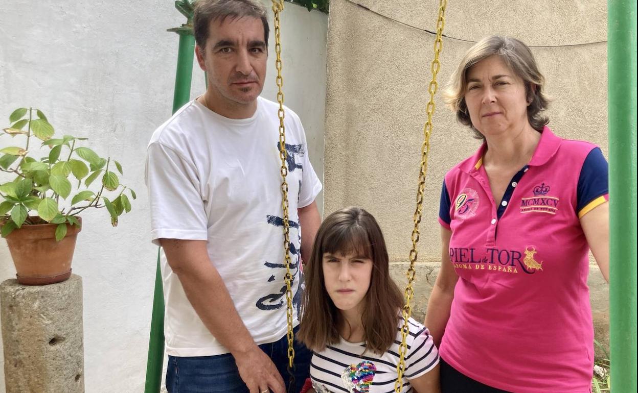 Rebeca Cardillo con sus padres Roberto y María. 