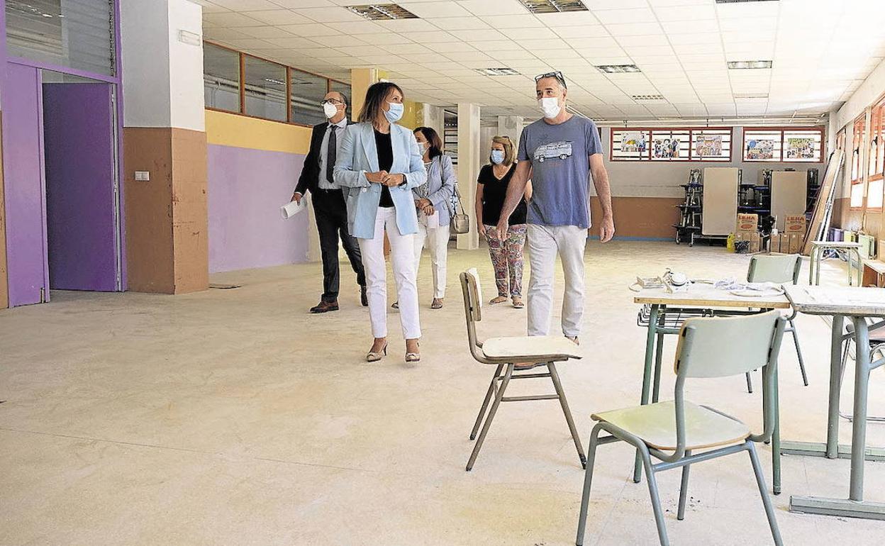 La consejera de Educación, en el aula de un colegio. 