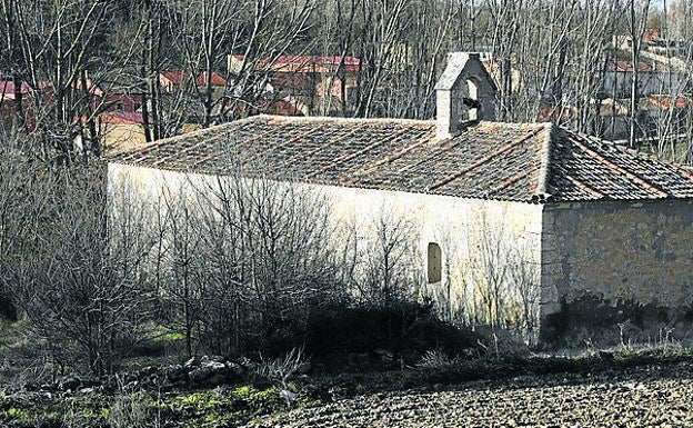 Imagen principal - Arriba, exterior de la ermita del Santo Cristo de las Eras; debajo, pila bautismal del siglo XVI y retablo mayor barroco del templo.