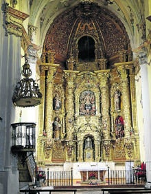 Imagen secundaria 2 - Arriba, exterior de la ermita del Santo Cristo de las Eras; debajo, pila bautismal del siglo XVI y retablo mayor barroco del templo.