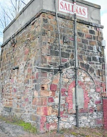 Imagen secundaria 2 - Arriba, casa blasonada del siglo XVIII en San Mamés de Zalima; debajo, exterior de la iglesia románica de la localidad de Monasterio y depósito de agua para las locomotoras de vapor de la línea de vía estrecha del norte.