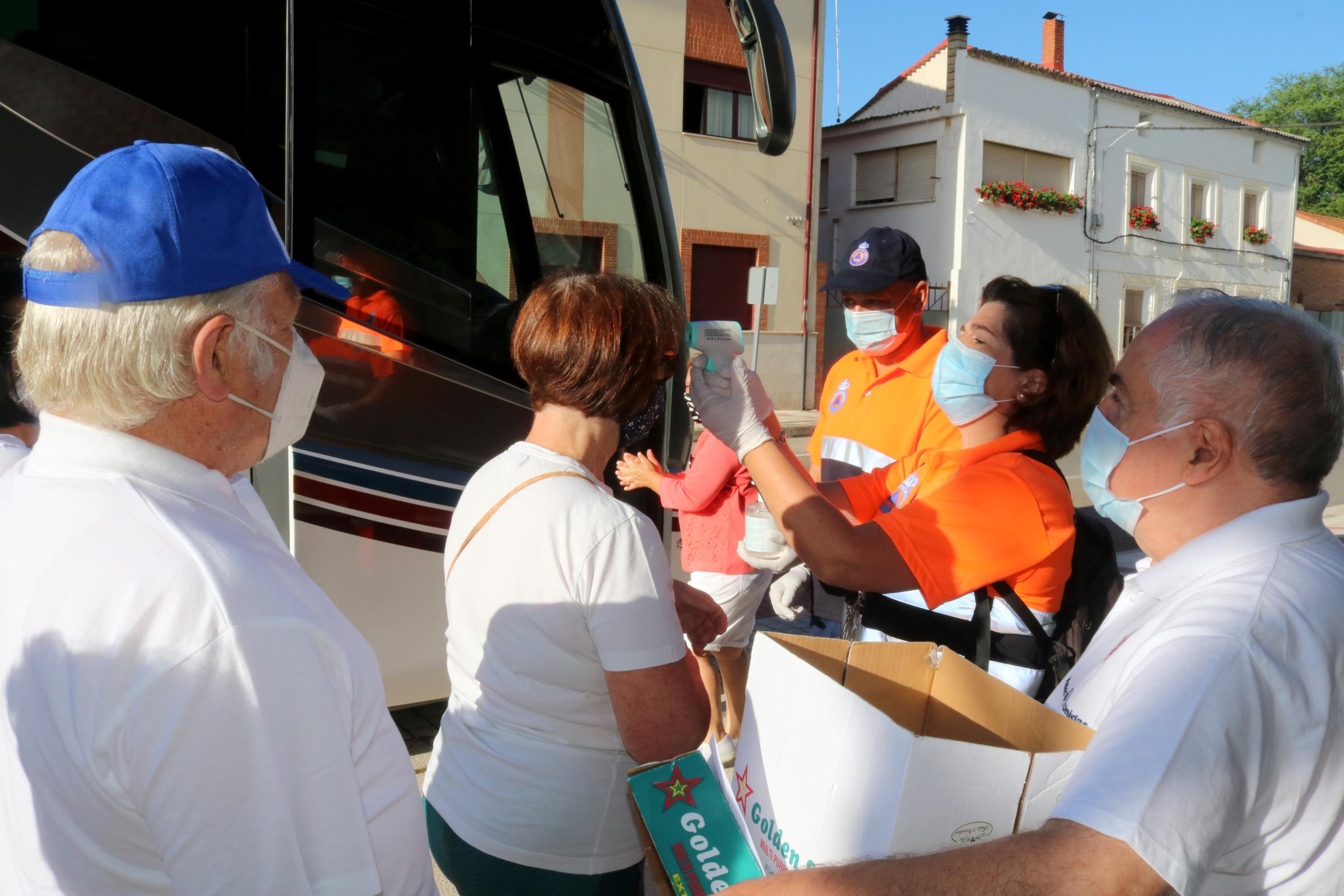 Niños y mayores caminaron por el Cerrato para colaborar con un proyecto de desarrollo sanitario en la India