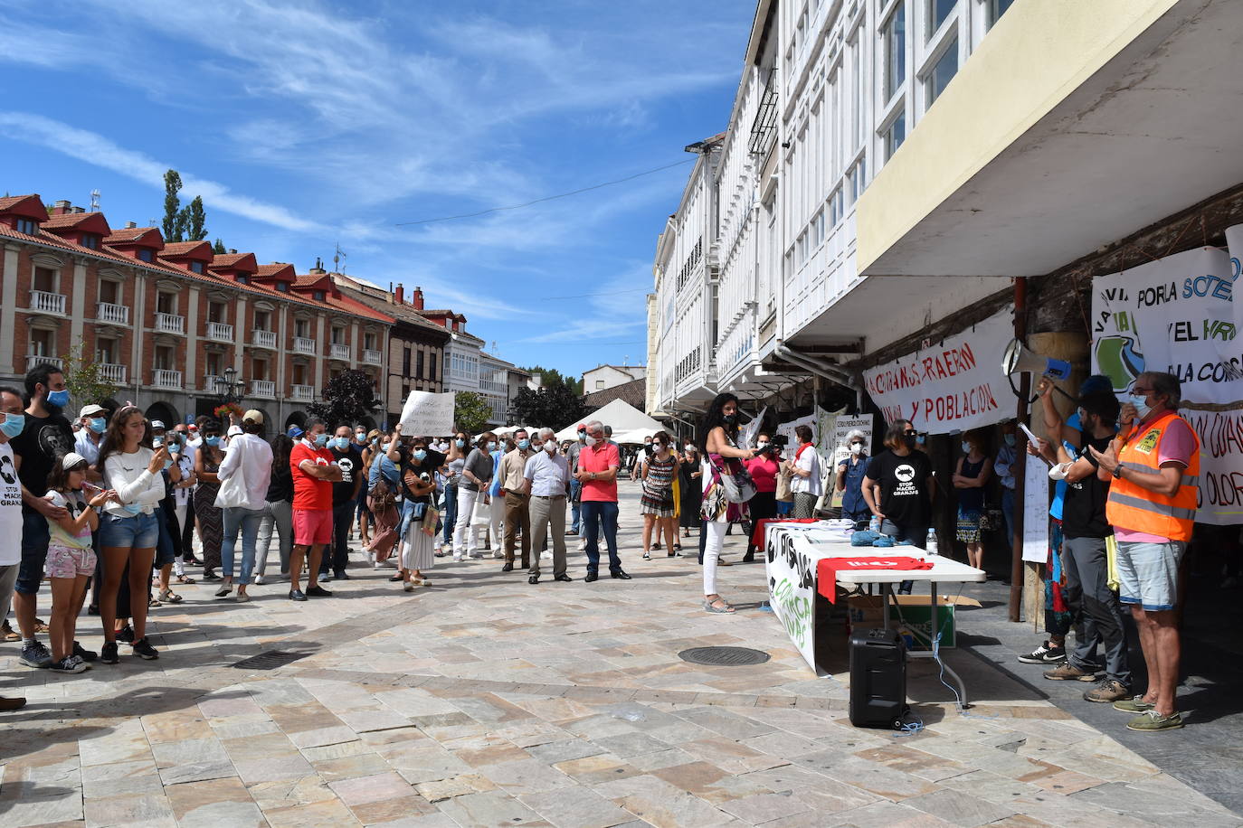 Protesta contra las macrogranjas en Aguilar.