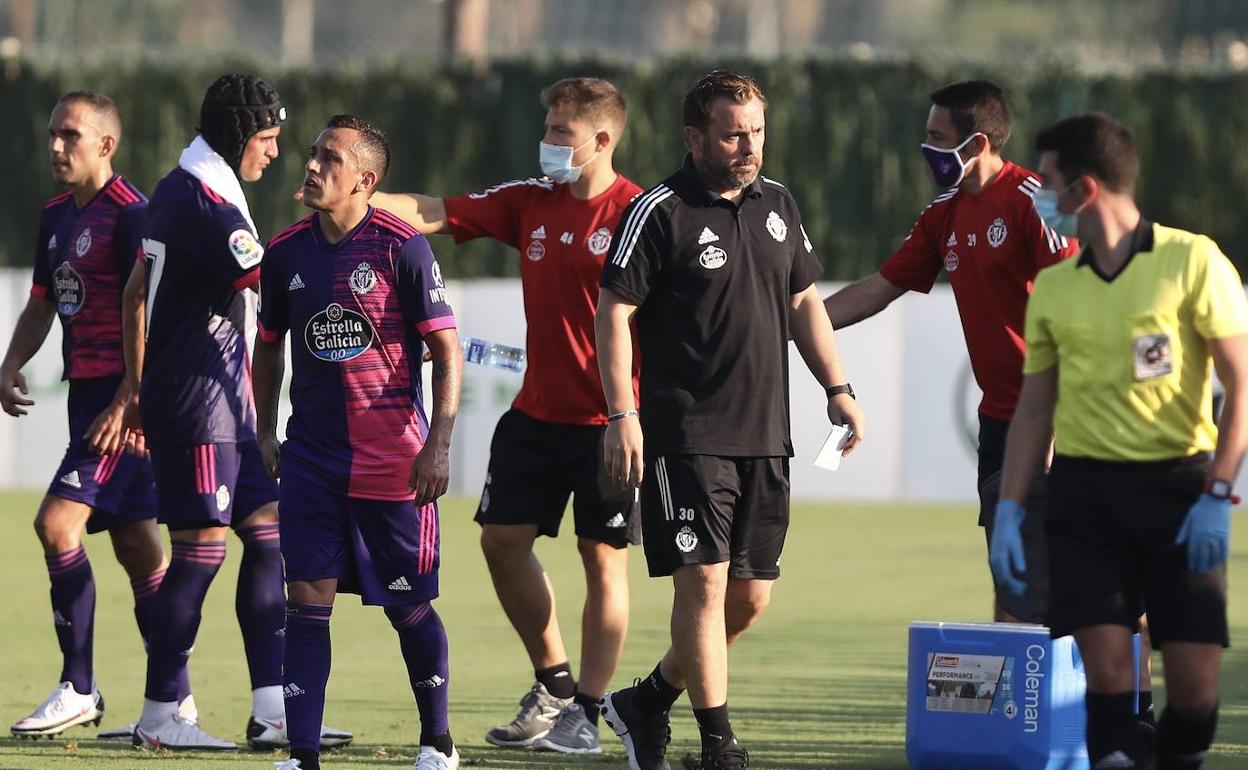 Sergio González, junto a sus jugadores. 