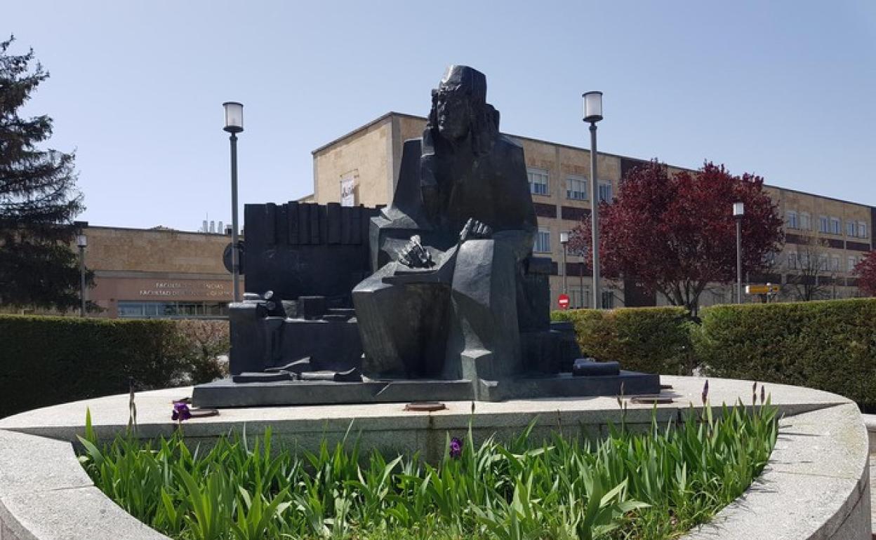 Escultura a Elio Antonio de Nerbija en Salamanca. 