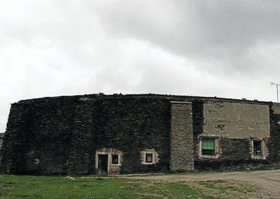 Imagen secundaria 1 - Arriba, bocina de la portada gótica de la iglesia de la Soterraña; debajo, plaza de toros, construida íntegramente en pizarra en 1848 y San Jerónimo Penitente, de Alonso Berruguete, custodiado en Santa María la Real de Nieva .