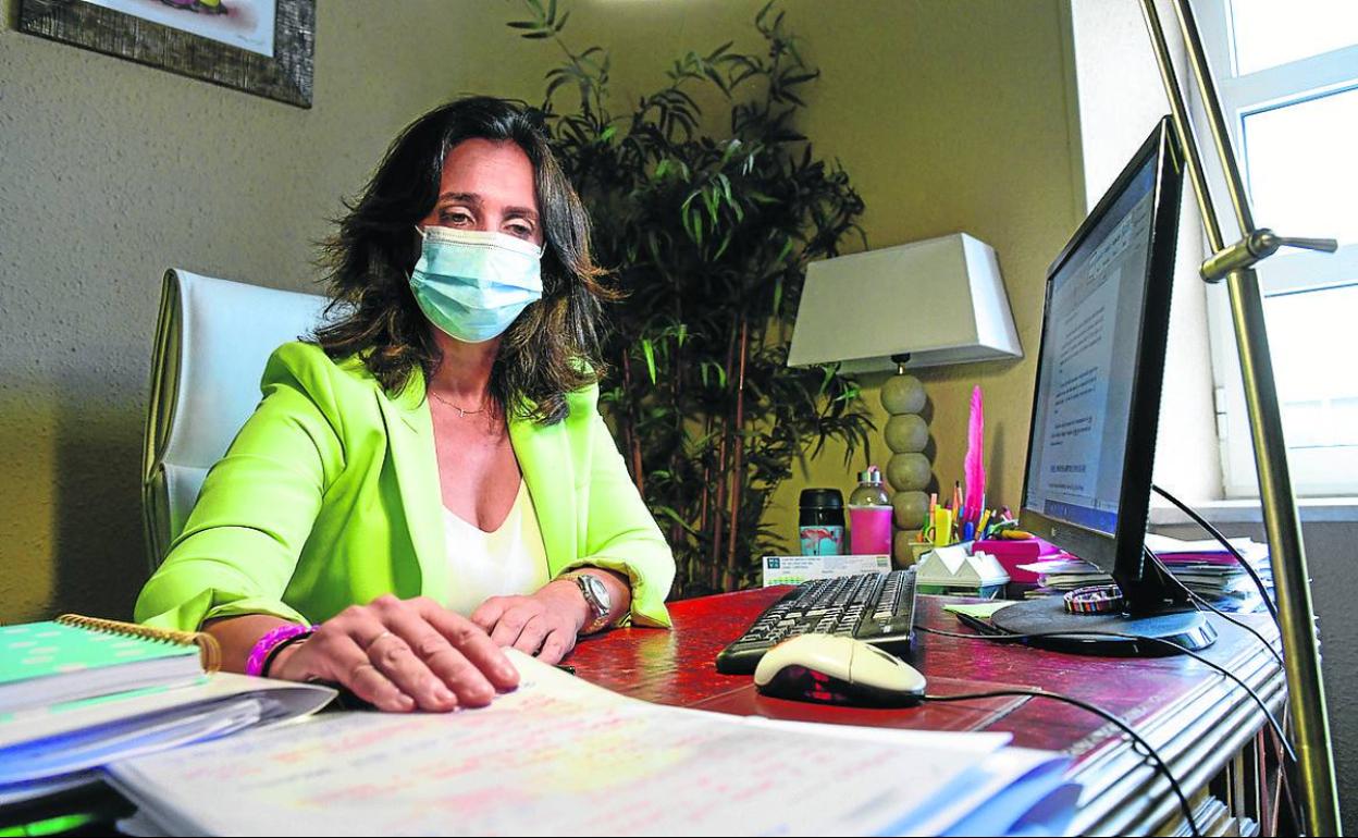 La letrada Teresa Vicario, en su despacho de Valladolid. 