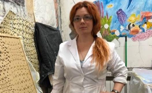 Carolina Alcalá, en un aula. 