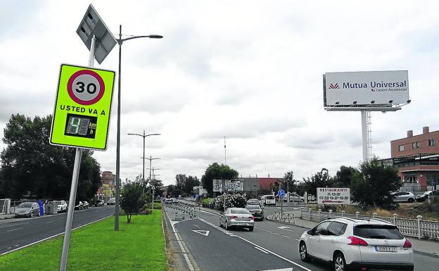 Un avisador advierte de la limitación a 30 junto al carril bici de la avenida de Gijón de Valladolid