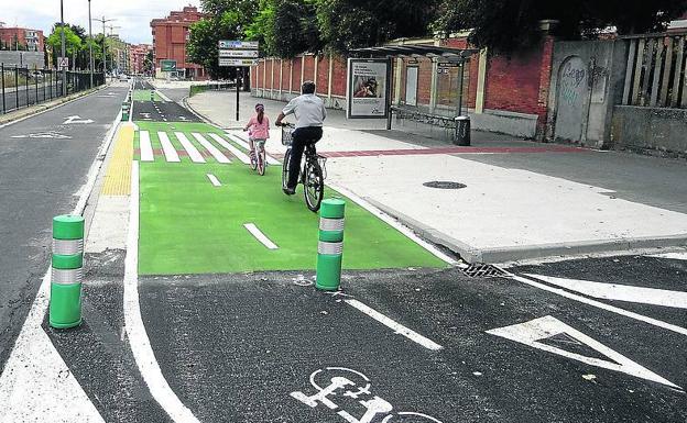 Plataforma elevada en la parada de autobús del Cristo Rey.