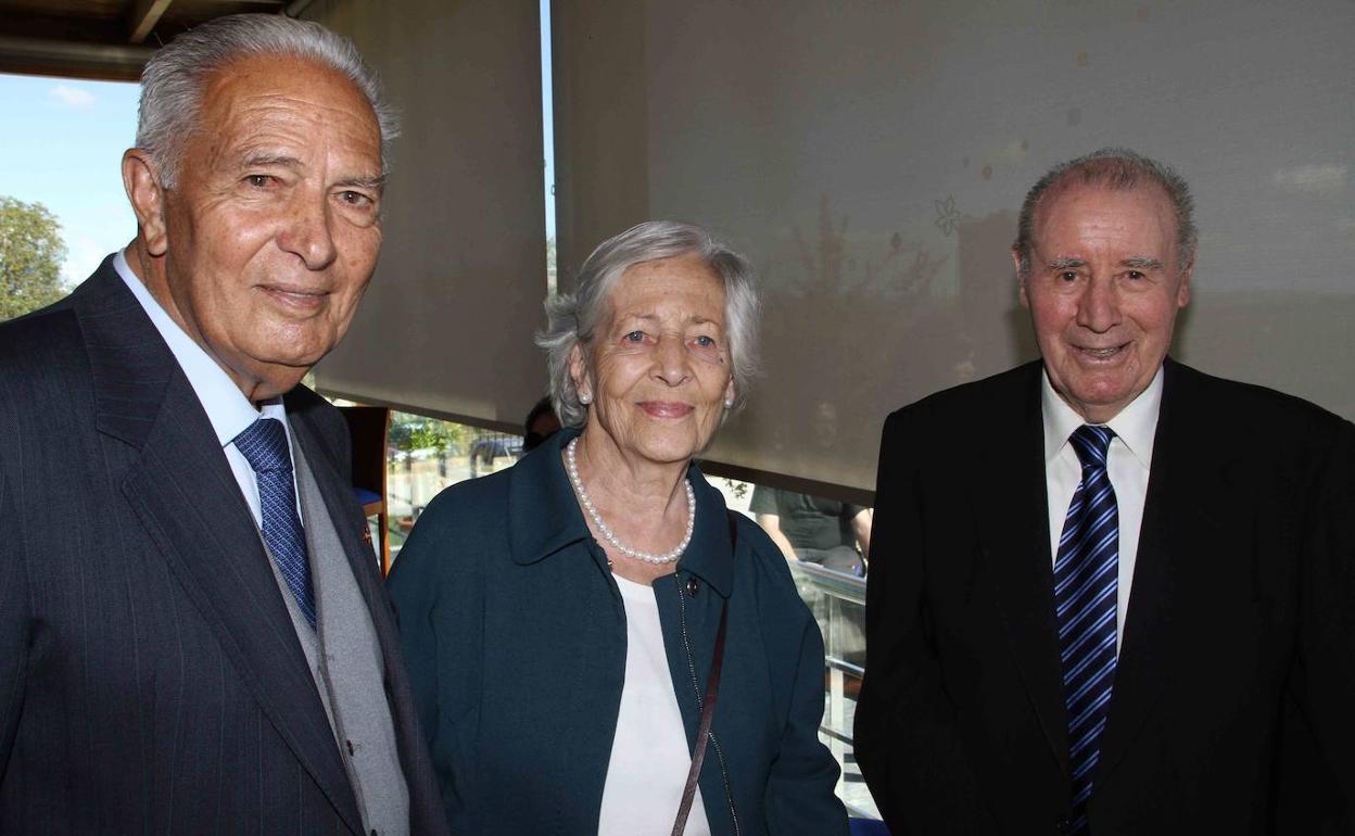 Emeterio Fernández Marcos, su mujer, Conchita Escribano, y el bodeguero Félix Salas, también fallecido hace unos años. 