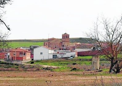 Imagen secundaria 1 - Arriba, ermita del Santo Cristo de la Espina; debajo, vista general de la localidad, en la que destaca la iglesia. y retablo mayor de la Iglesia de San Nicolás deBari 