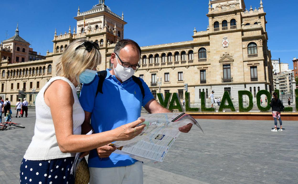 Una pareja de turistas, en la plaza de Zorrilla. 