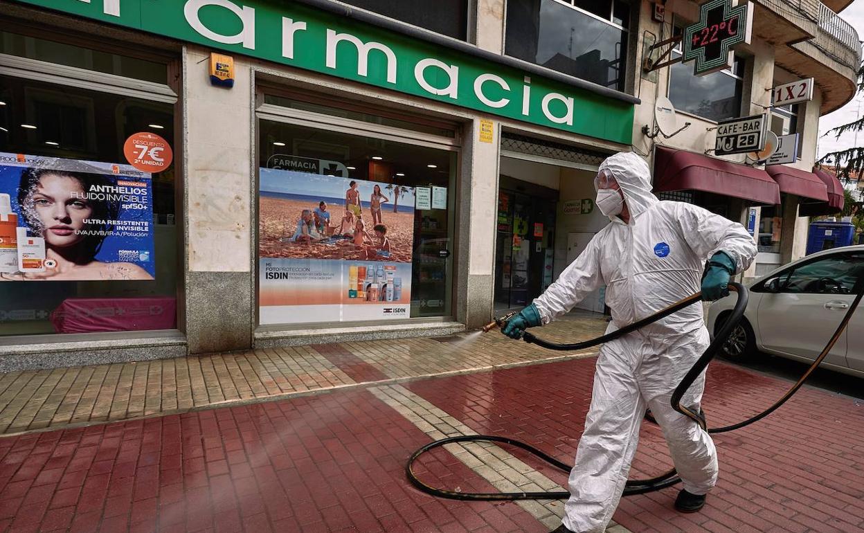 Tareas de desinfección en las calles de Ávila.