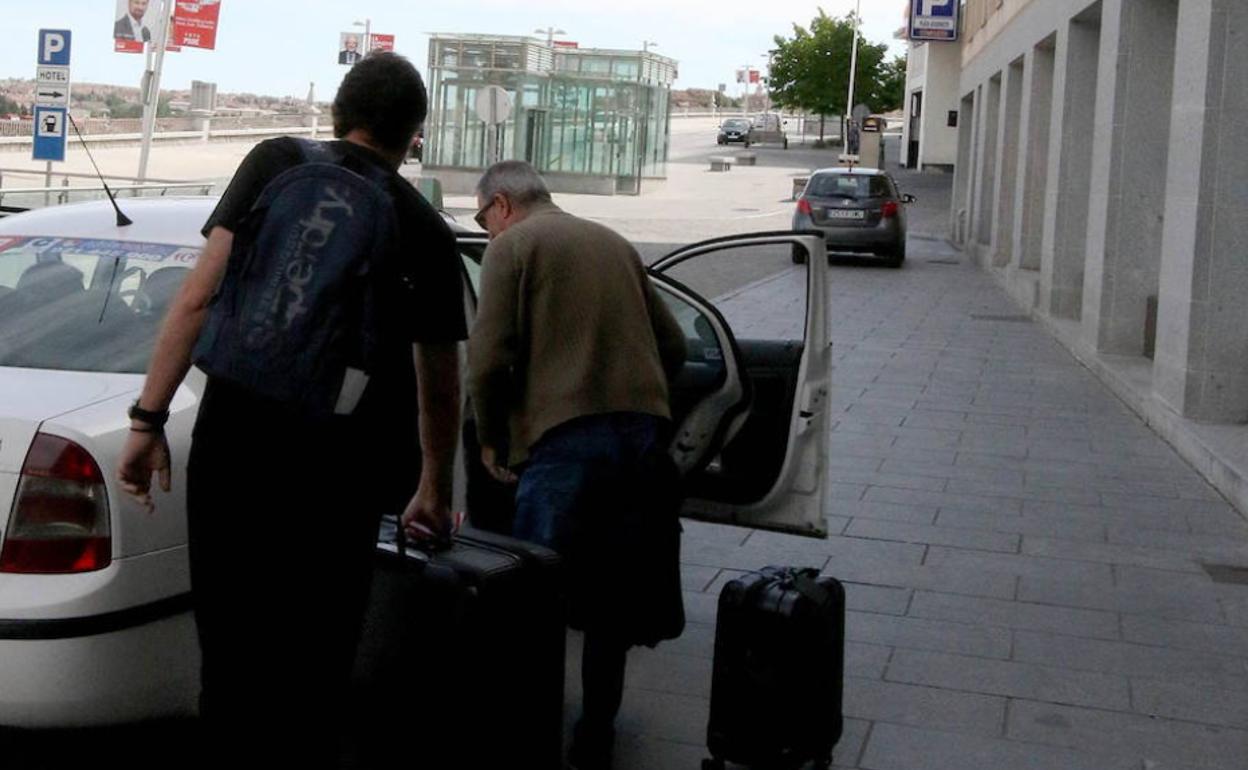 Turistas a la entrada de un céntrico hotel de Segovia.