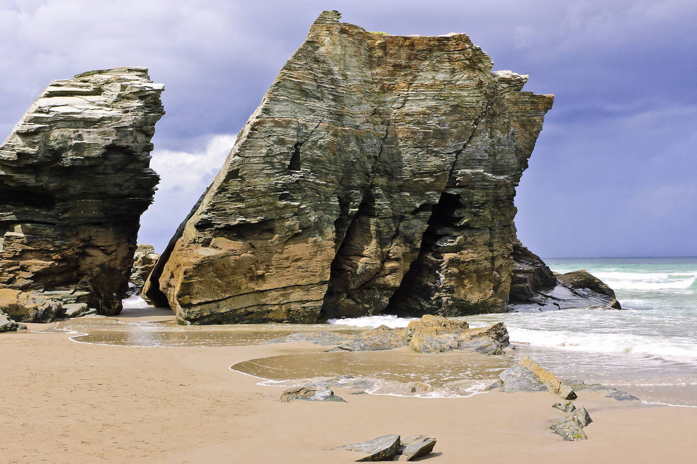 En Lugo también se encuentra una de las playas más grandes a nivel nacional, aunque la media de todas sus playas no se encuentre entre las cinco primeras del ranking. En concreto, su playa más grande alcanza entre los 90 y 100 metros.