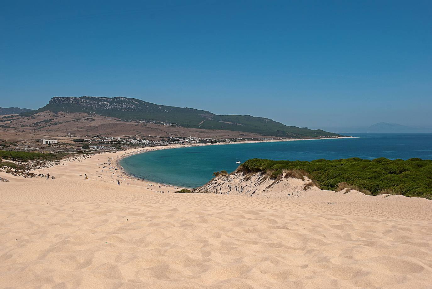 Además de las publicadas en la lista de Eltiempo.es, otra de las playas en la que poder mantener la distancia entre toallas es la de Bolonia, en Cádiz. En ella puedes encontrar una duna de más de 30 metros. Se considera Monumento Natural desde el 2001.